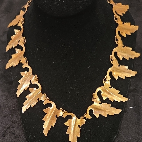Vintage Elegant Gold Leaf Necklace - Picture 5 of 5
